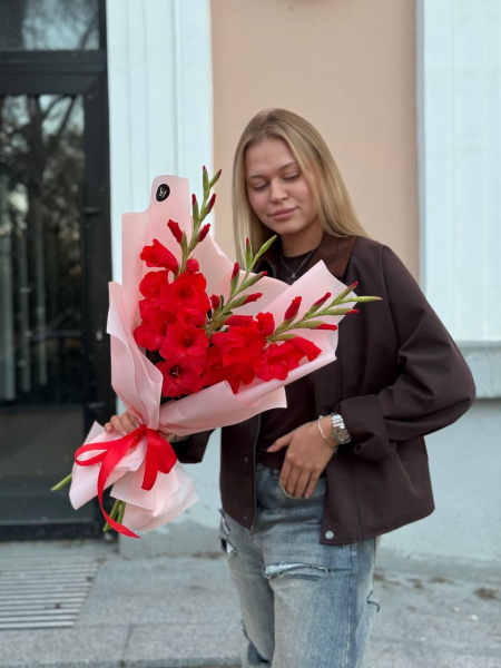 Монобукет из 3 красных гладиолусов