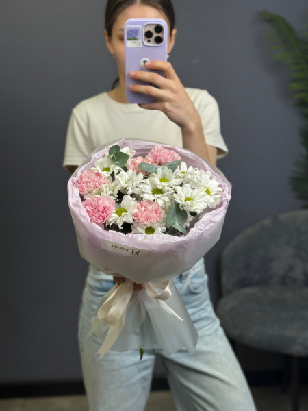Нежный букет с хризантемой и диантусами