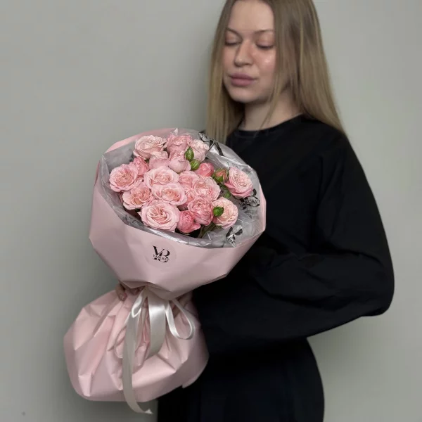 Монобукет в нежных тонах из 5 кустовых роз