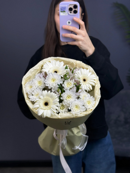 Сборный букет в белой цветовой гамме