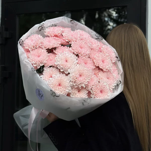 Монобукет из 7 розовых кустовых хризантем Алтай