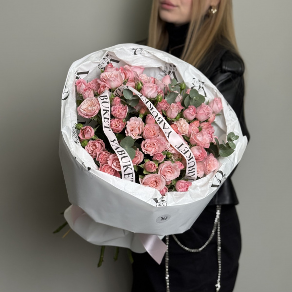 Монобукет из 15 ярко-розовых пионовидных кустовых роз и эвкалипта
