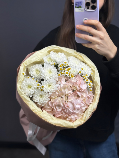Нежный букет с хризантемой алтай и танацетумом