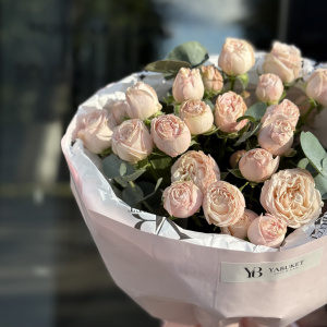 Монобукет из 5 розовых пионовидных кустовых роз и эвкалипта