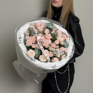 Монобукет из 9 розовых пионовидных кустовых роз и эвкалипта