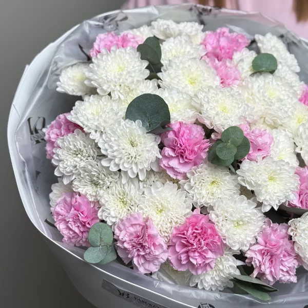 Букет из кустовых хризантем и диантусов