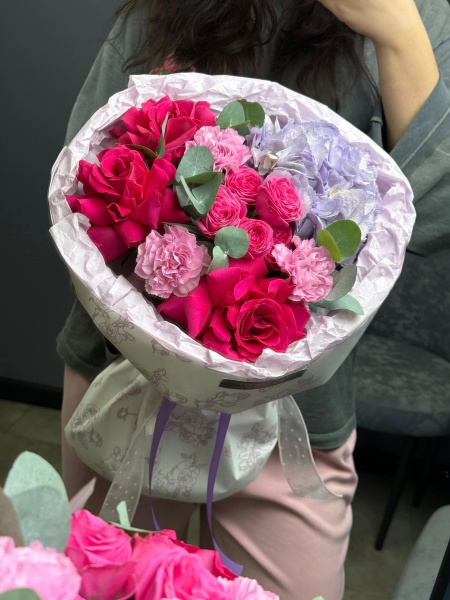 Яркий букет с французской розой Пинк Флойд