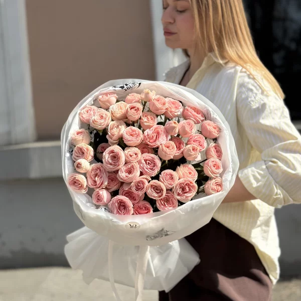 Монобукет из 9 нежных кустовых роз Свит Жизель