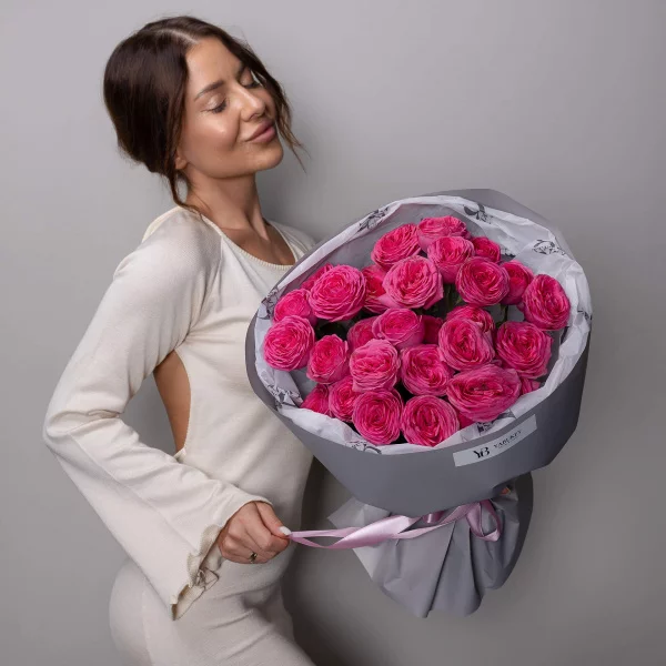 Букет из 5 пионовидных кустовых роз Жизель