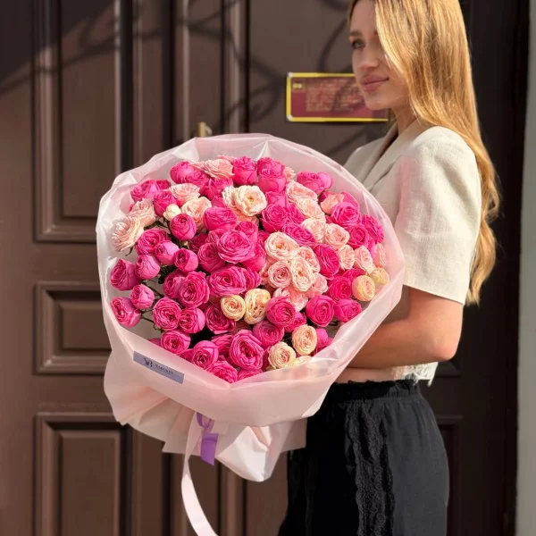 Микс букет из 25 кустовых пионовидных роз