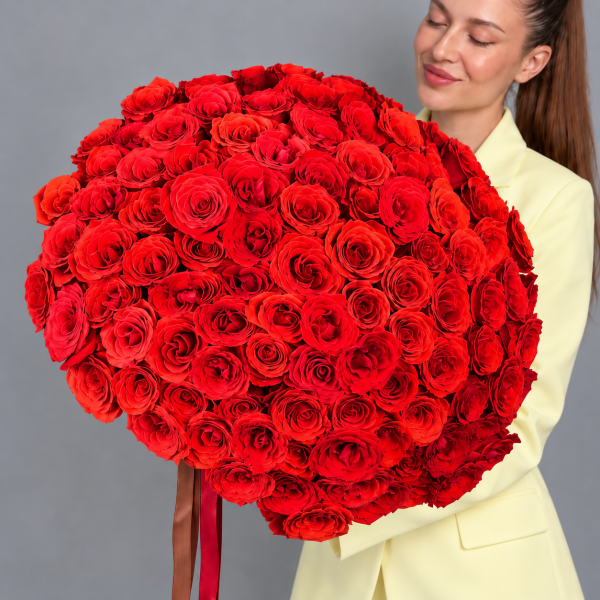 Монобукет из 101 алой розы сорта Нина
