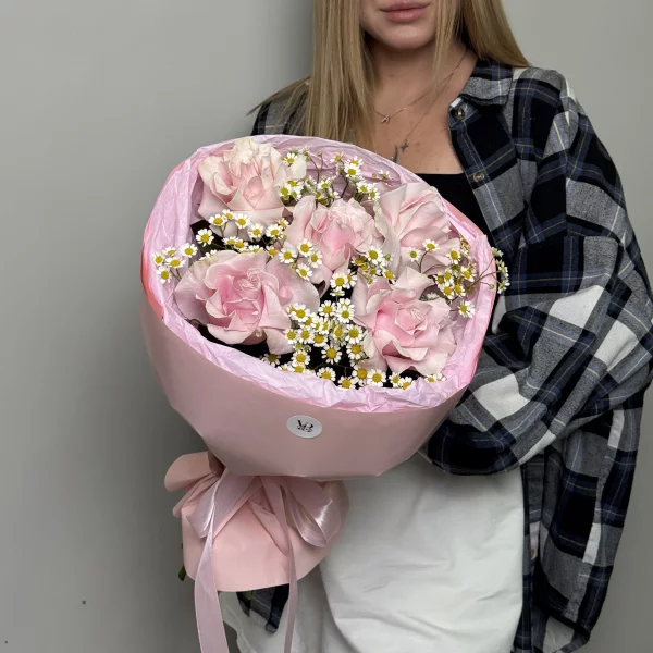 Нежный дуо букет с ажурными полевыми ромашками