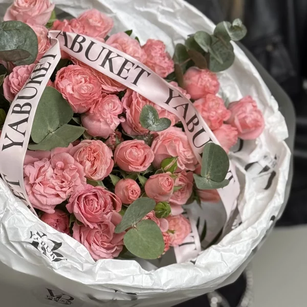 Монобукет из 9 ярко-розовых пионовидных кустовых роз и эвкалипта