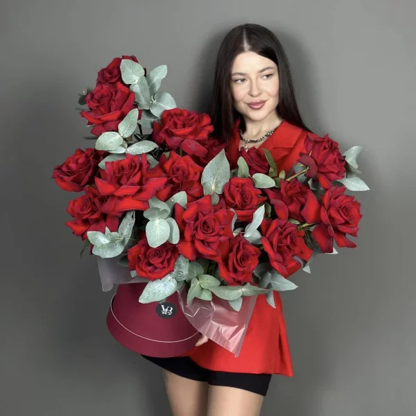 Композиция из 17 французских алых роз Эксплерер и эвкалипта в шляпной коробке