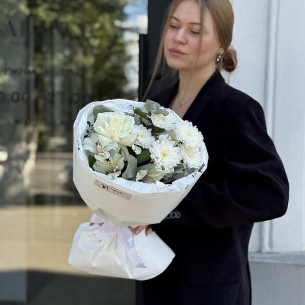 Изящный букет в белой цветовой гамме
