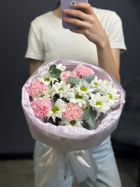 Нежный букет с хризантемой и диантусами
