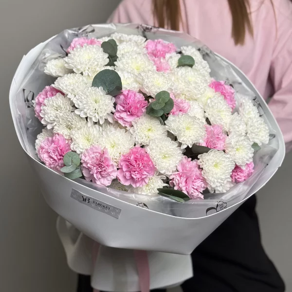 Букет из кустовых хризантем и диантусов