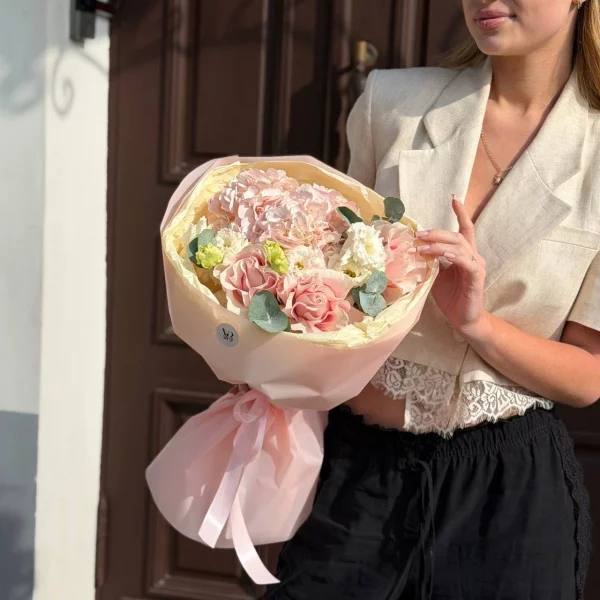 Cборный букет с французской розой и эустомой