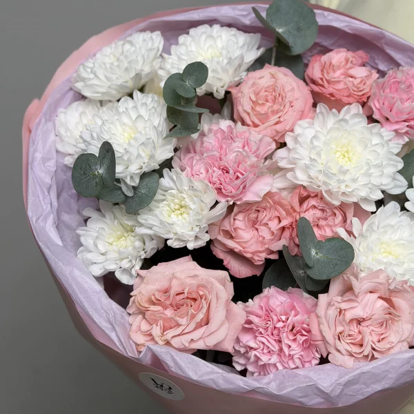 Летний букет в розовой цветовой гамме и душистого эвкалипта