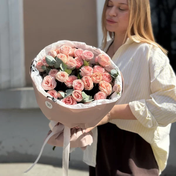 Монобукет из 5 нежных кустовых роз Свит Жизель