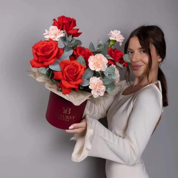 Стойкая композиция в бордовой коробке